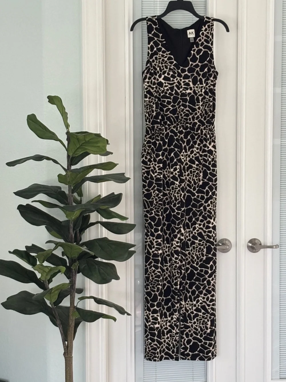 Anne Klein Giraffe Print V-Neck Jumpsuit Sz 6